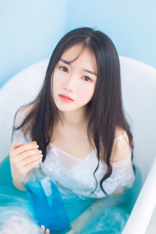 我穿着宽松的裙子里面空荡荡的